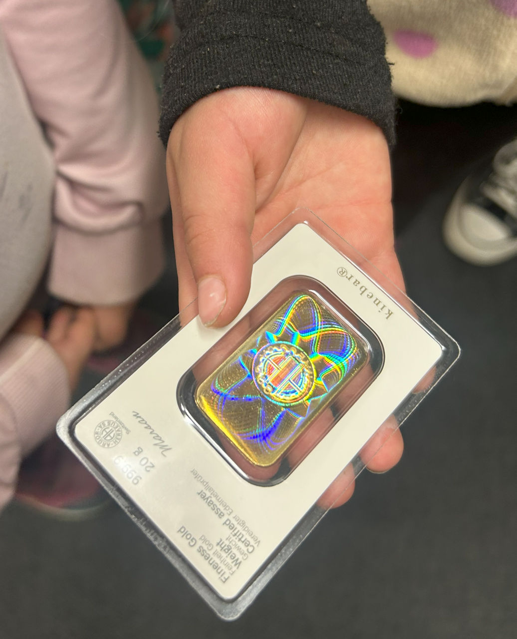 kleines Goldstück in Kinderhand