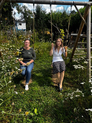 Schaukel zwischen Wildblumen