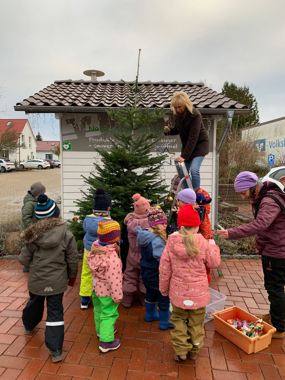 Personen vor einem Weihnachtsbaum