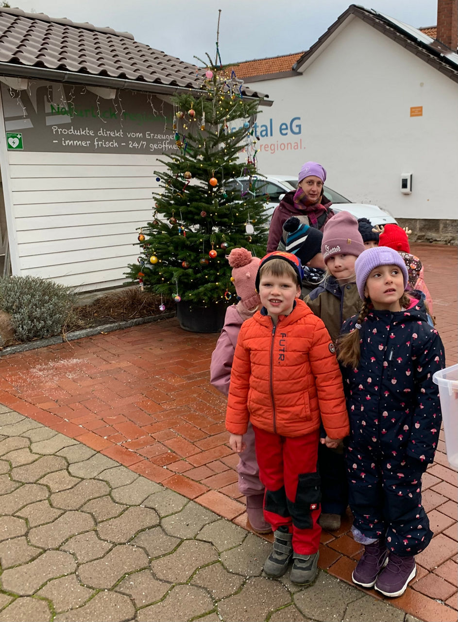 Kinder vor einem Weihnachtsbaum