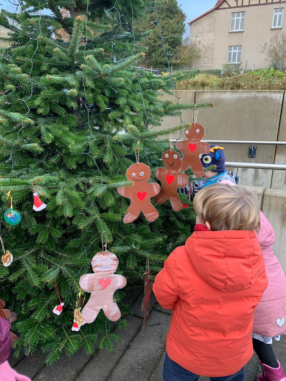 Kinder vor einem Weihnachtsbaum