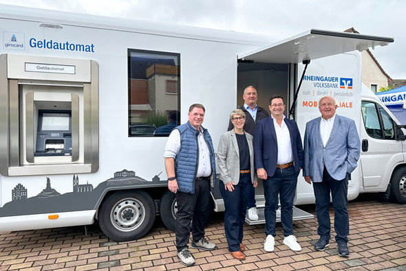 Es sind mehrere Personen vor der mobilen Filiale zu sehen