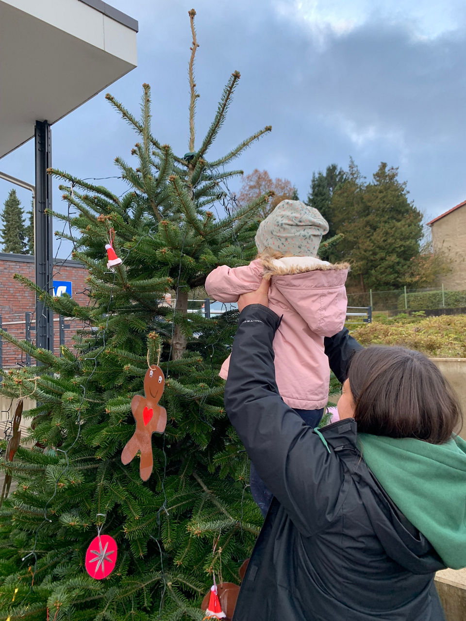 Ein Kind wird hochgehoben