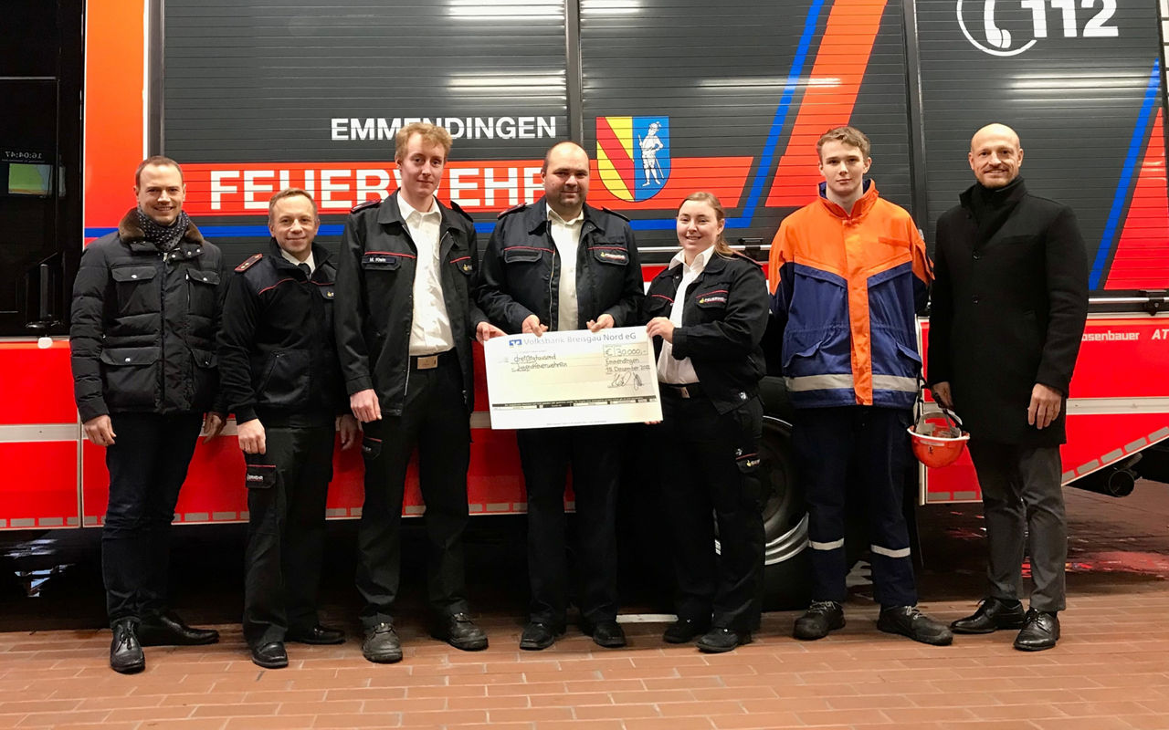 Gruppe von Menschen mit Spendenscheck
