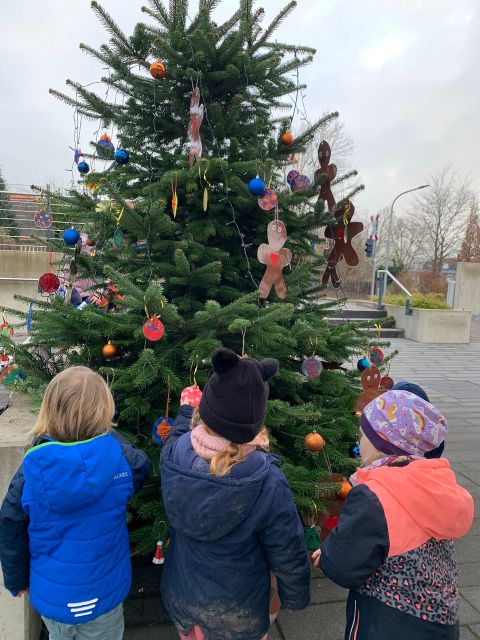 Kinder schmücken einen Weihnachtsbaum