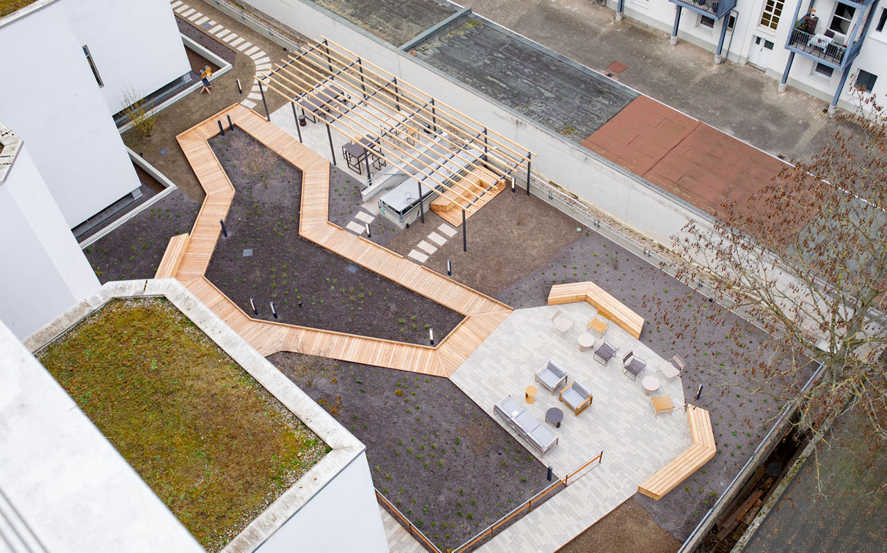 Der neue Naturgarten setzt auf Biodiversität und viel Raum für Begegnung und Erholung.