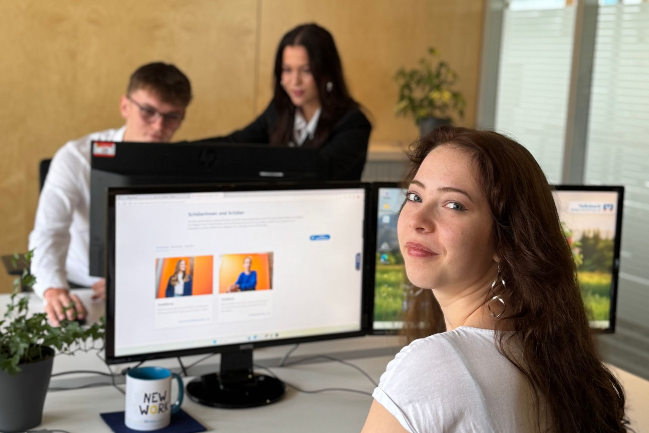Drei unserer Azubis arbeiten gemeinsam im Büro