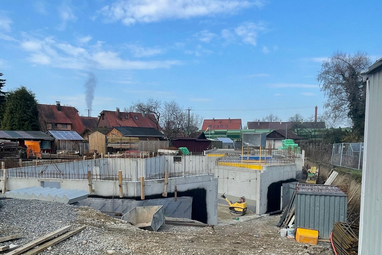 Keller eines Rohbaus auf einer Baustelle