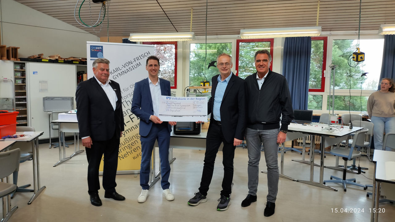 Vorstand der Volksbank übergibt Spendenscheck an Karl-von-Frisch-Gymnasium in Dußlingen