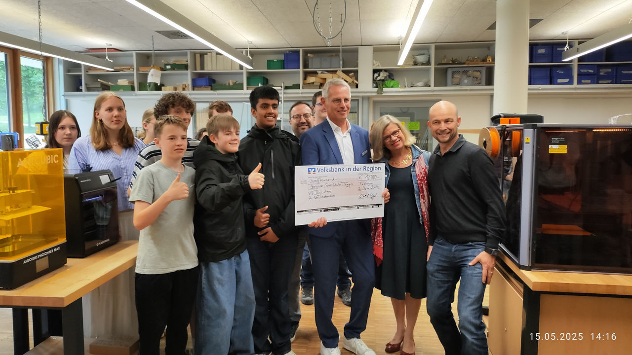 Vorstand der Volksbank übergibt Spendenscheck an die Geschwiser-Scholl-Schule 