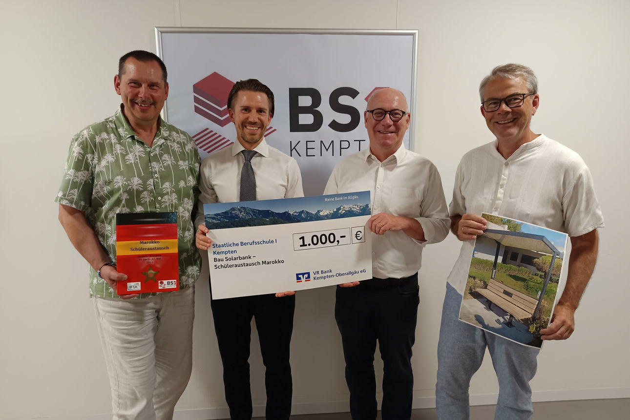 Schullförderpreis 2026 - Übergabe BSI Kempten - 4 männliche Personen mit Scheck über 1.000 Euro