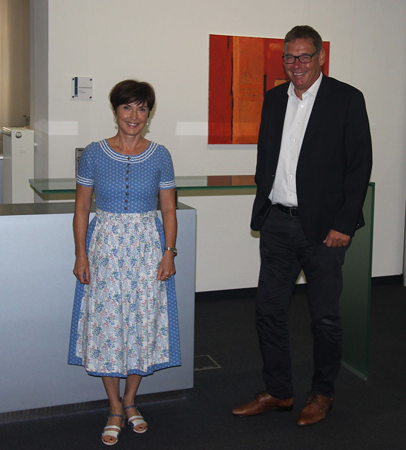 Edmund Wanner gratuliert Helga Eder zum 45-jährigen Jubiläum