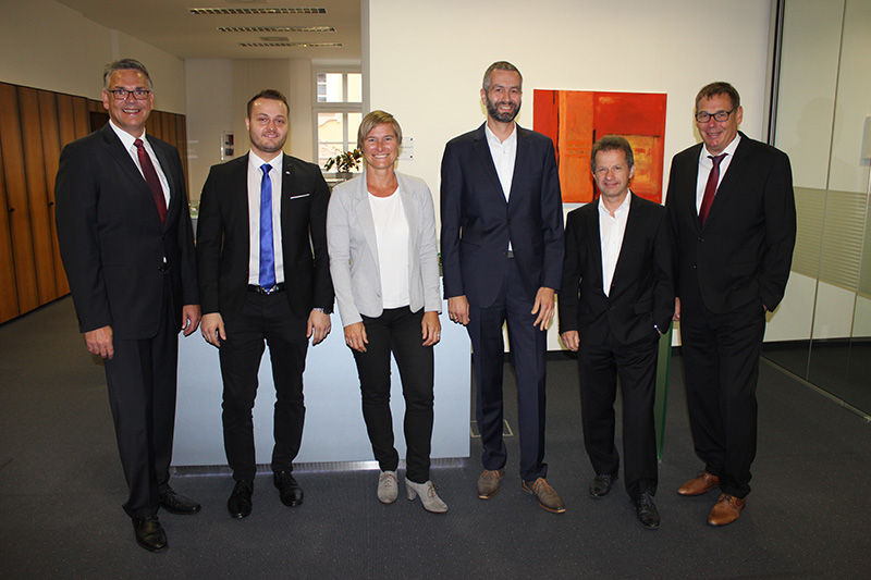 Vier ehemalige Auszubildende der VR-Bank Ostbayern-Mitte eG feiern Jubiläum