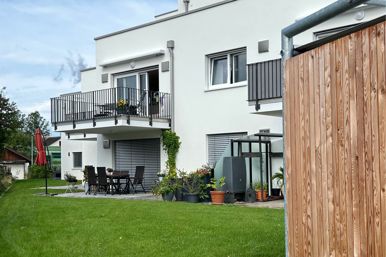 Garten eines Neubau Mehrfamilienhauses