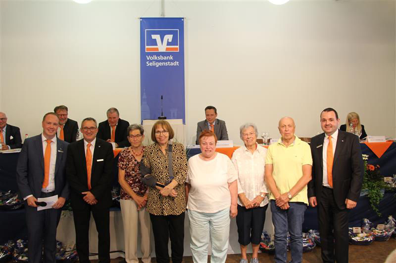 Ein Gruppenfoto der Mitarbeiter und Vorstände der Bank. 