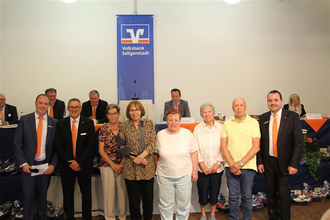 Ein Gruppenfoto der Mitarbeiter und Vorstände der Bank. 