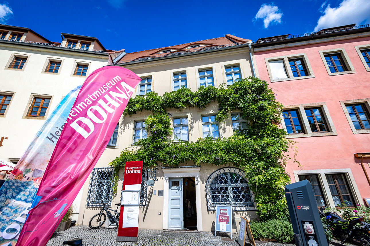 Inennraum, Zentrum Ölgemälde Landschaftsbild, daneben Frau und zwei Herren 