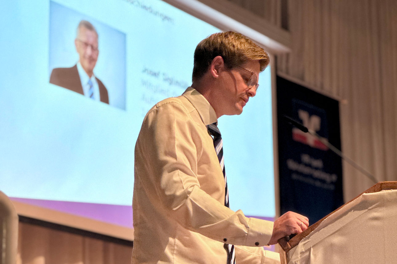 Vorstand Christian Bumberger bei Rede Vertreterversammlung an Pult