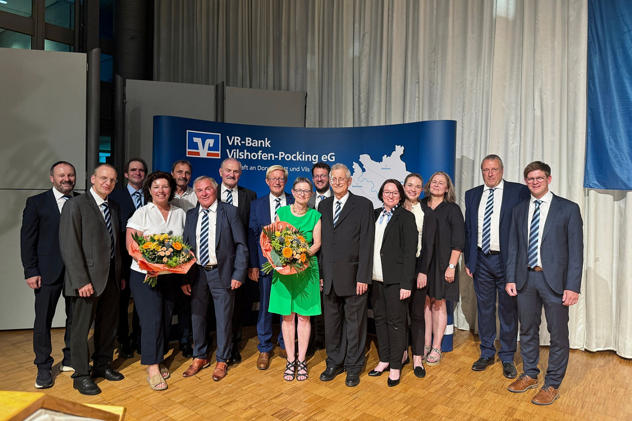 Bild Vertreterversammlung 2026 mit verabschiedeten Aufsichtsräten, Vorstand VR-Bank Vilshofen Pocking, Wirtschaftsprüferin und Bürgermeister 