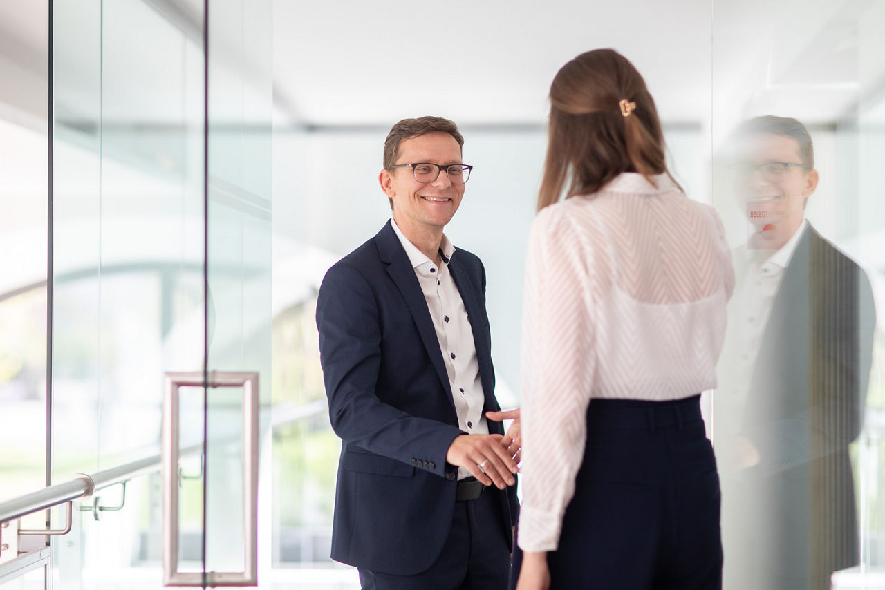 Norman Heisig mit einer Kundin in der Beratung