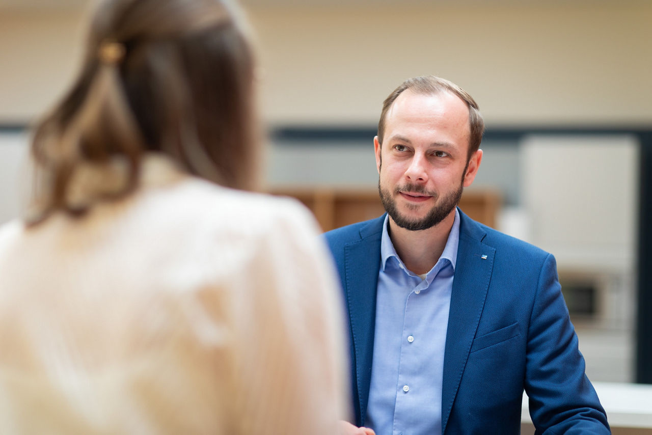 Herr Fleischer mit einer Kundin zum Beratungsgespräch
