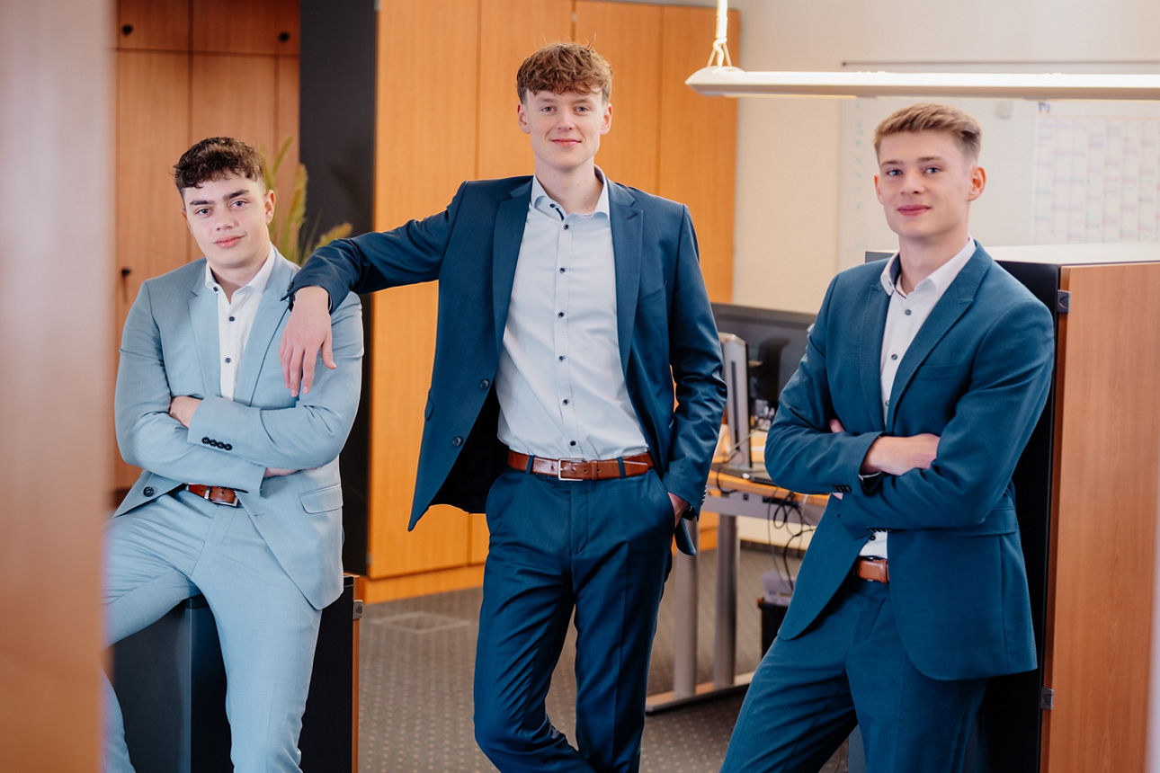 Drei laufende Praktikanten 