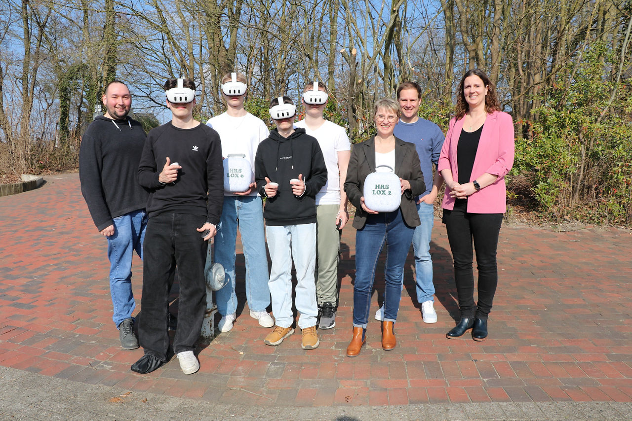 Eine Gruppe von Menschen draußen.