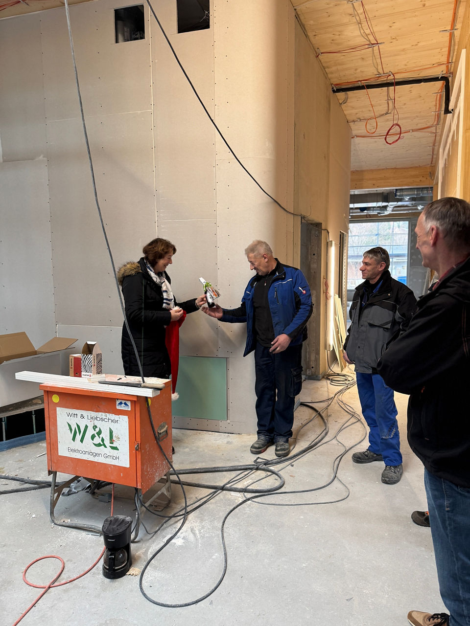 Übergabe eines Nikolausgeschenks für die Bauarbeiter