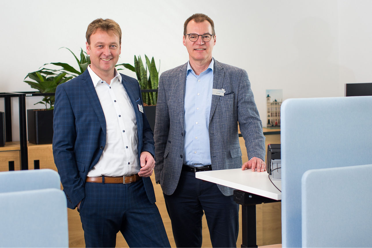 Zwei Herren in den Geschäftsräumen.