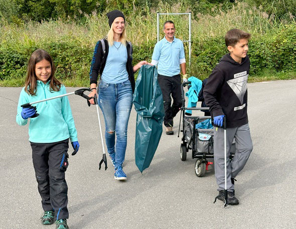 Zwei Mitarbeiterinnen der Rheingauer Volksbank eG und zwei Kinder beim RhineCleanUp.