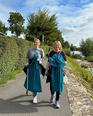 Zwei Mitarbeiterinnen der Rheingauer Volksbank eG beim RhineCleanUp.