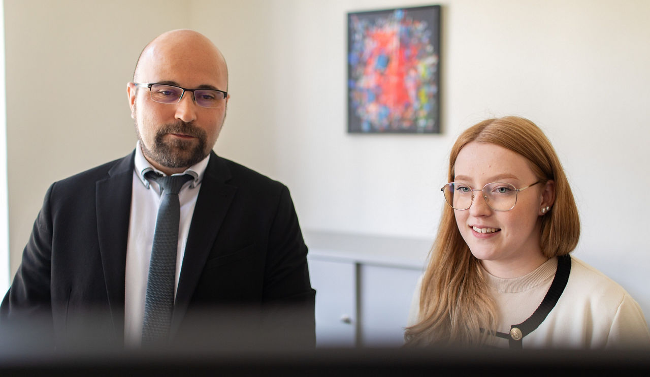 Auszubildende Marie Fichtler mit Teamleiter Eric Golob