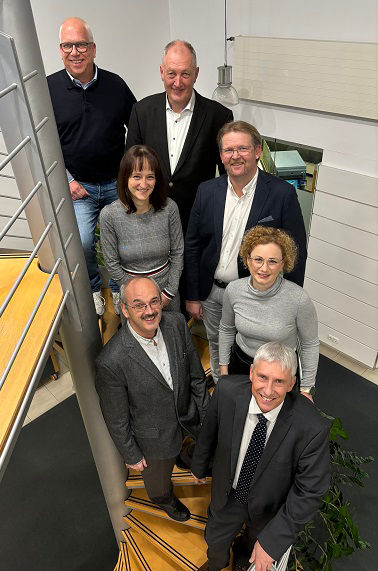 Eine Gruppe von Menschen steht auf einer Treppe
