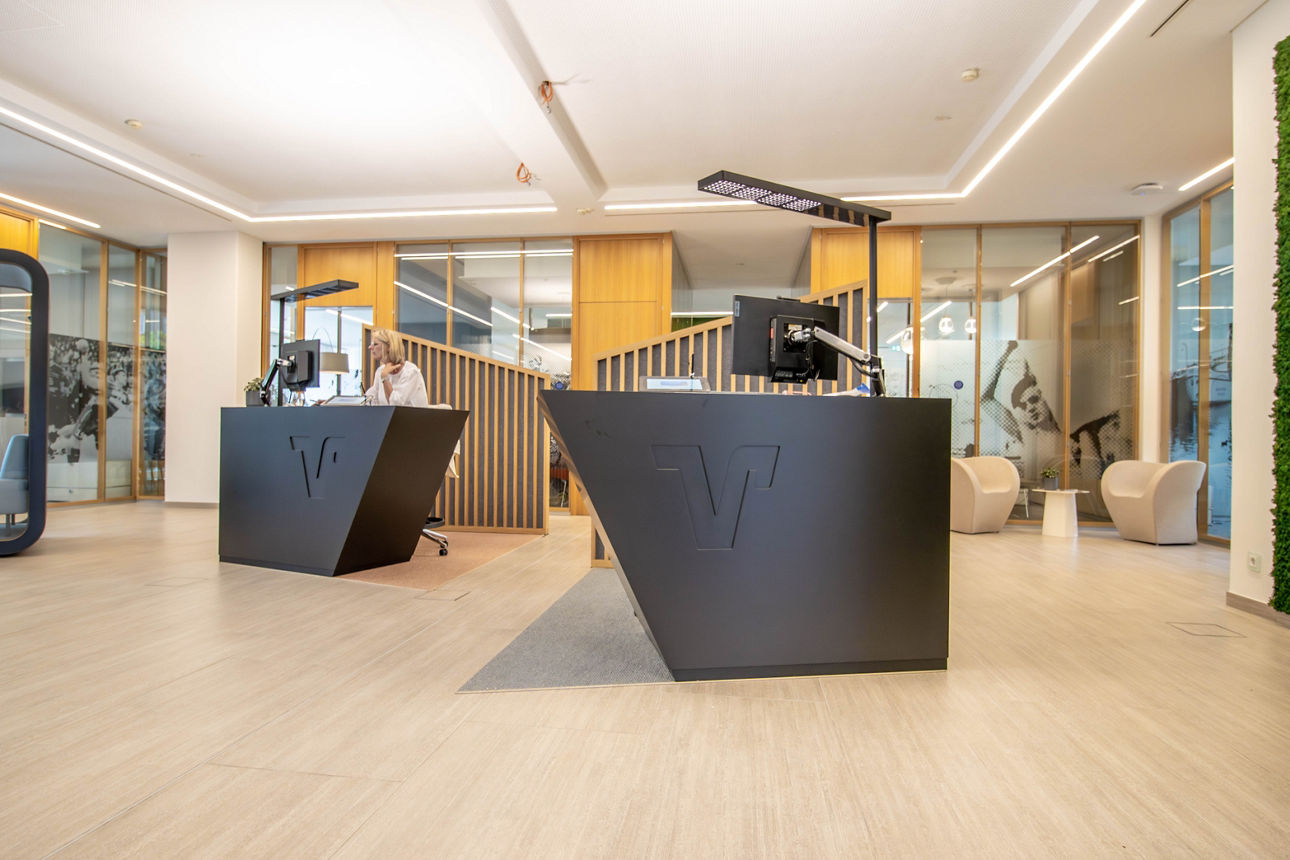 Gruppe von Mädchen in Trikots stehen gemeinsam im Kreis