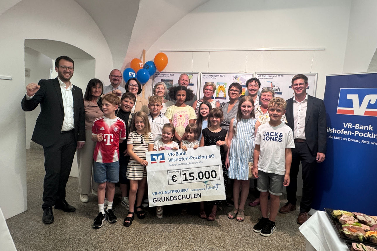 Gewinnübergabe mit Vertretern Bank, Stadt und Schule sowie Kindern