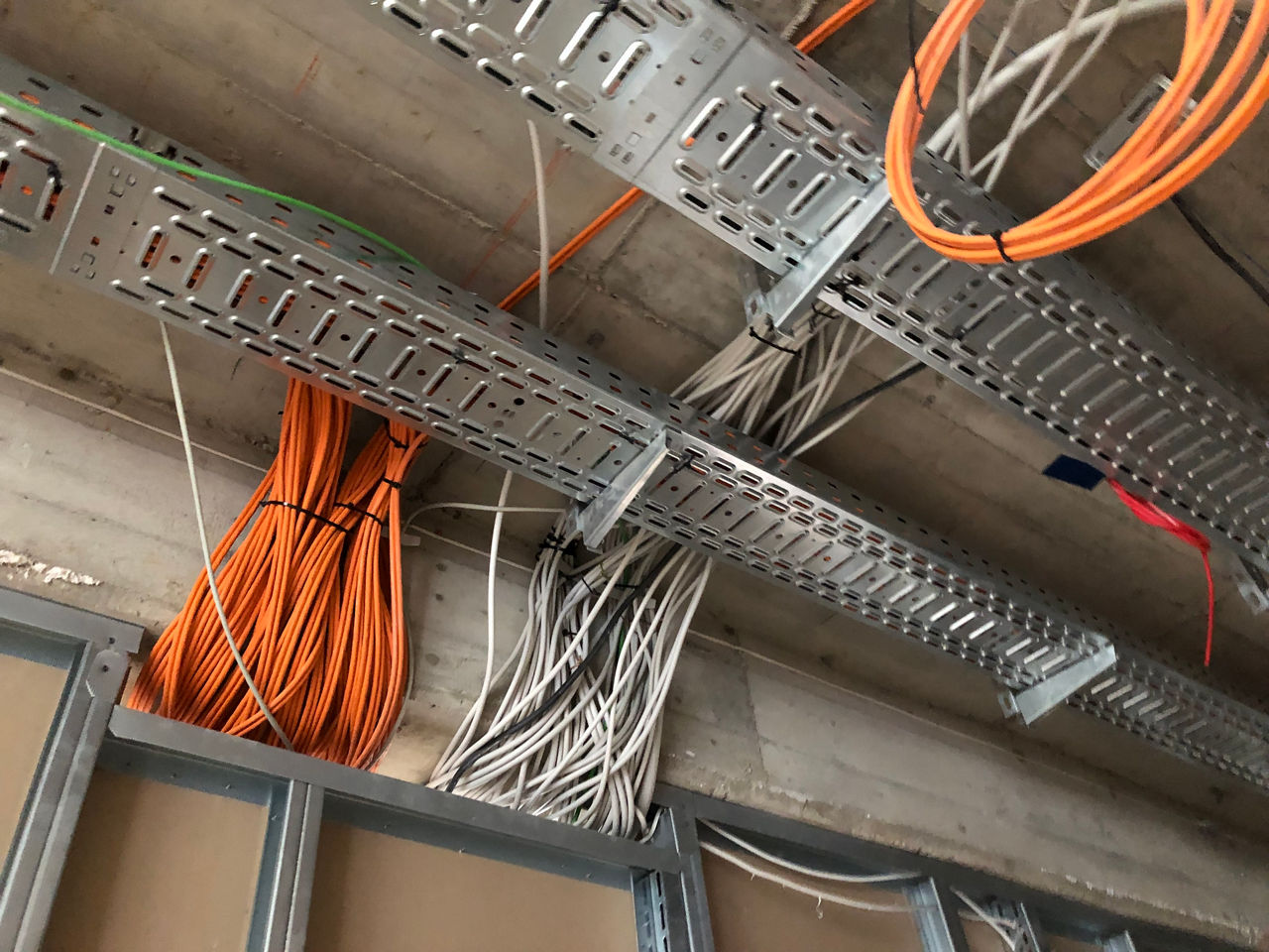 Das Foto zeigt zahlreiche Kabel, die an den Wänden und der Decke verlegt wurden.