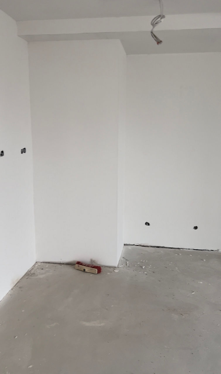 Das Foto zeigt eine weißgestrichene Wand in der neuen Filiale Büderich.