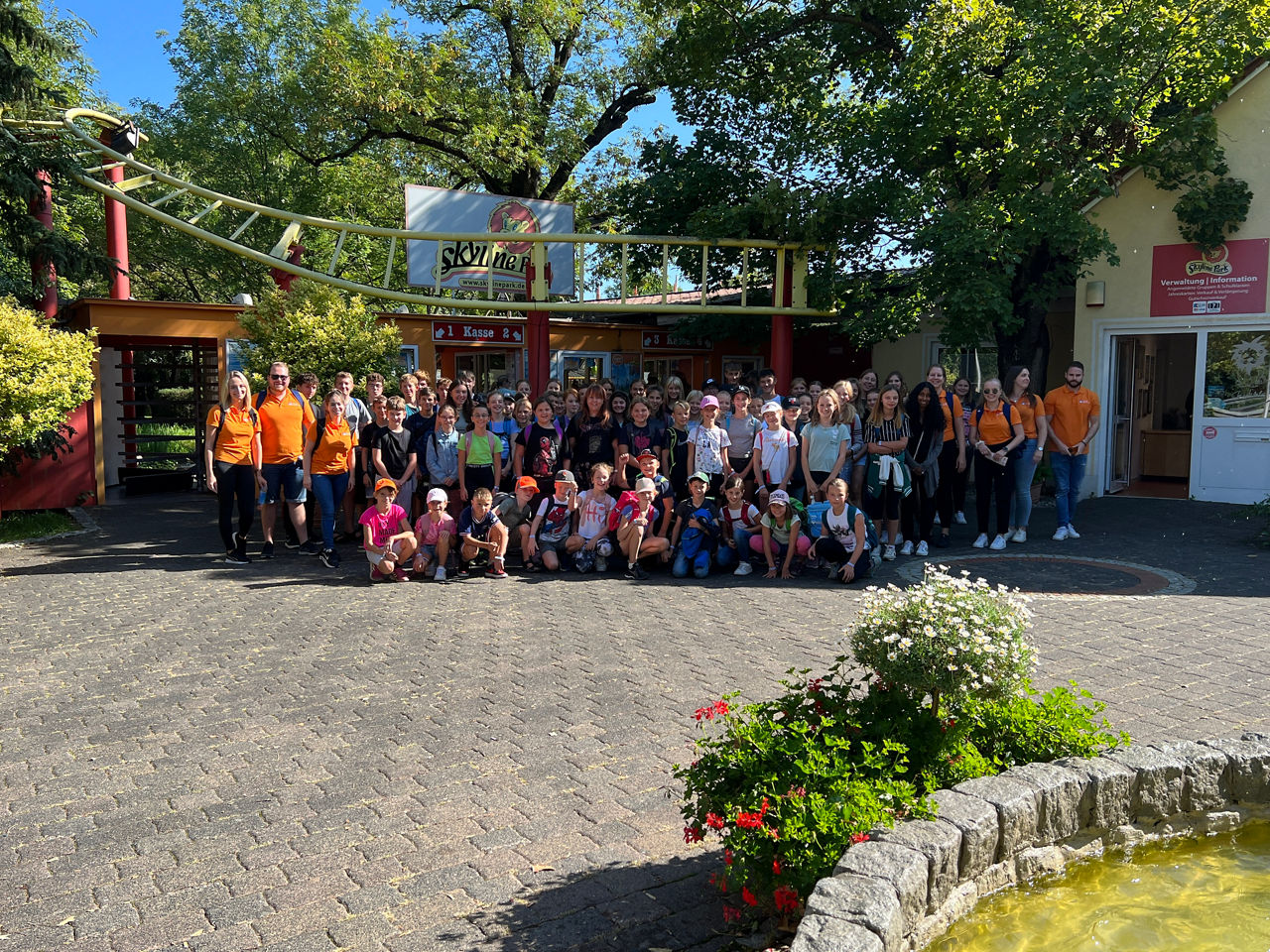 Die Kinder mit den Betreuern der VR-Bank Isar-Vils im Skyline Park.