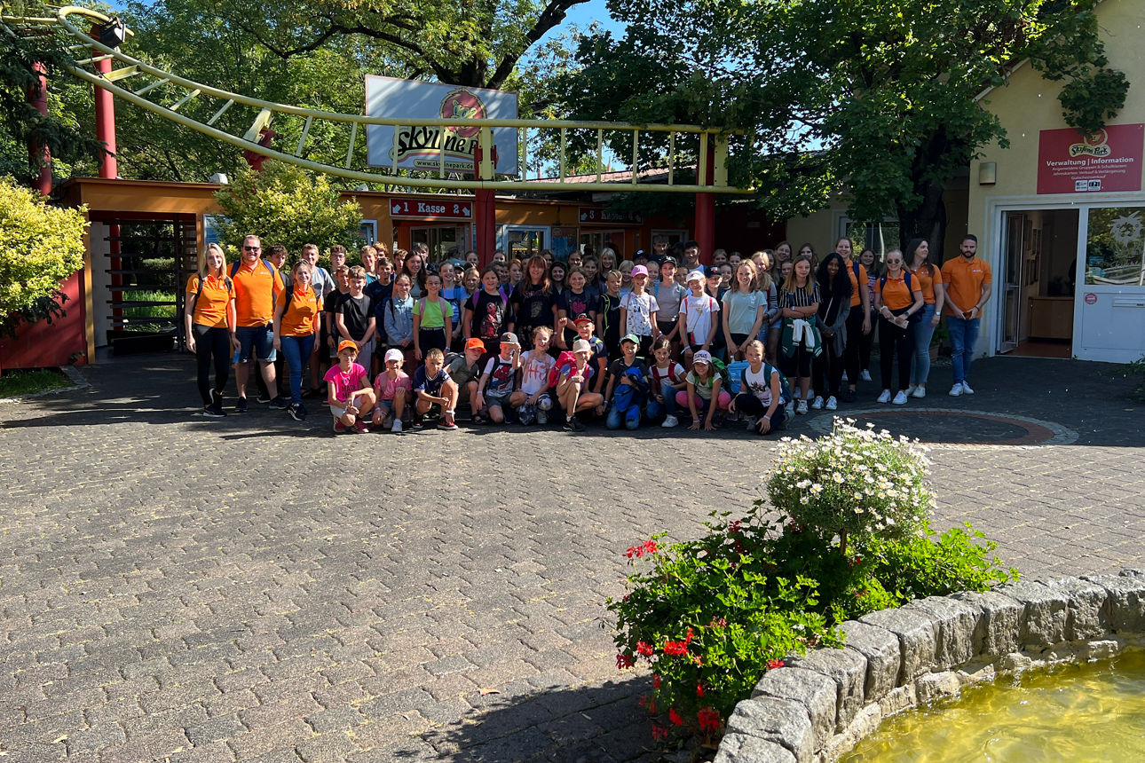 Die Kinder mit den Betreuern der VR-Bank Isar-Vils im Skyline Park.