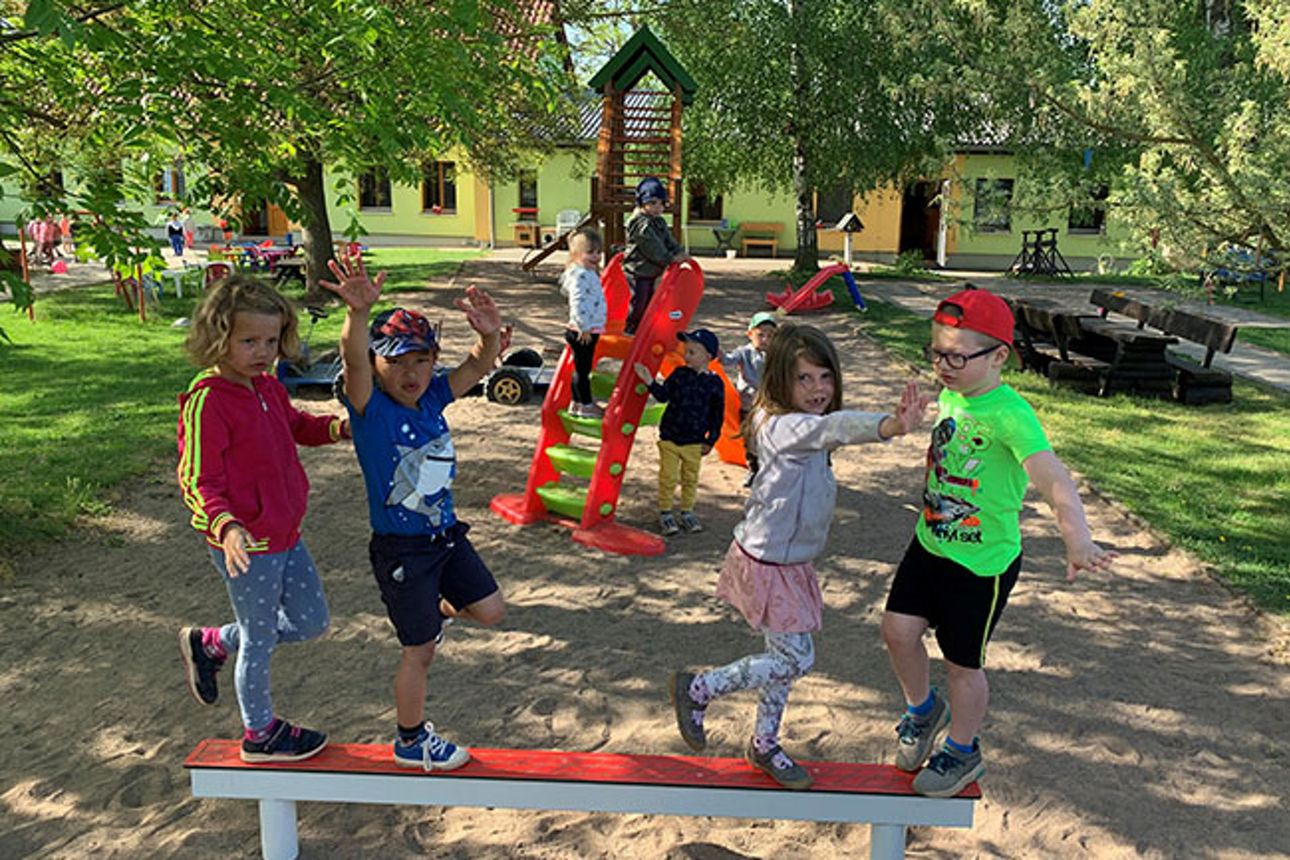 Spielende Kinder im Kinderpark