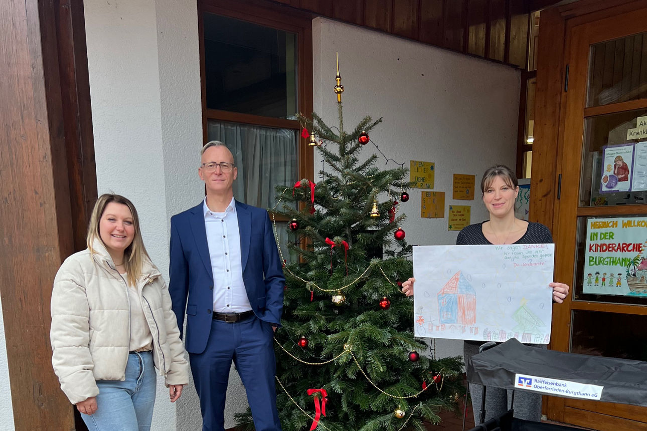 Eine Scheckübergabe von Daniel Nerreter an die Kindergartenleitung Alexandra Hildebrand und die Krippenleitung Betina Bankel.