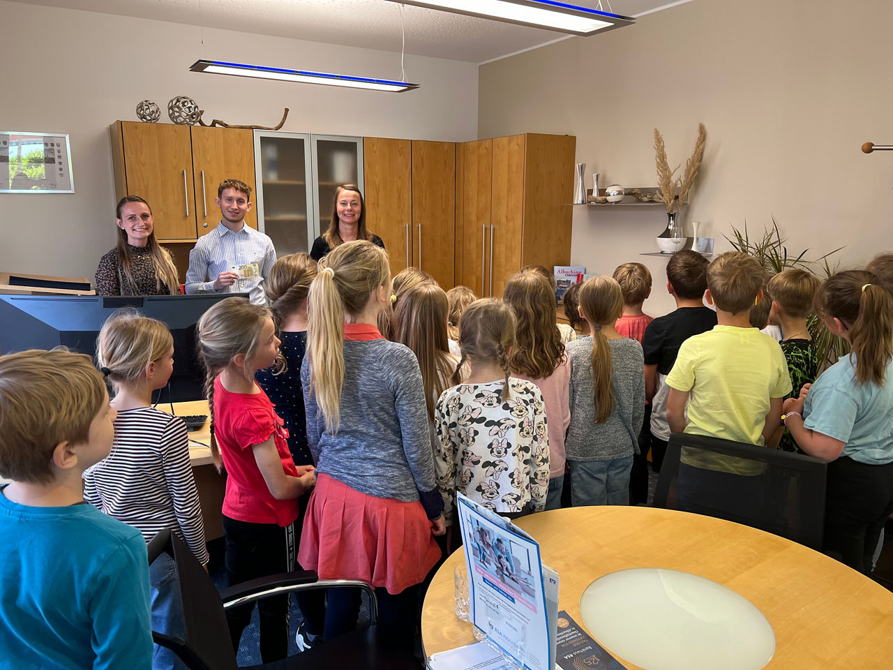 Kinder und Mitarbeiter in einem Büro