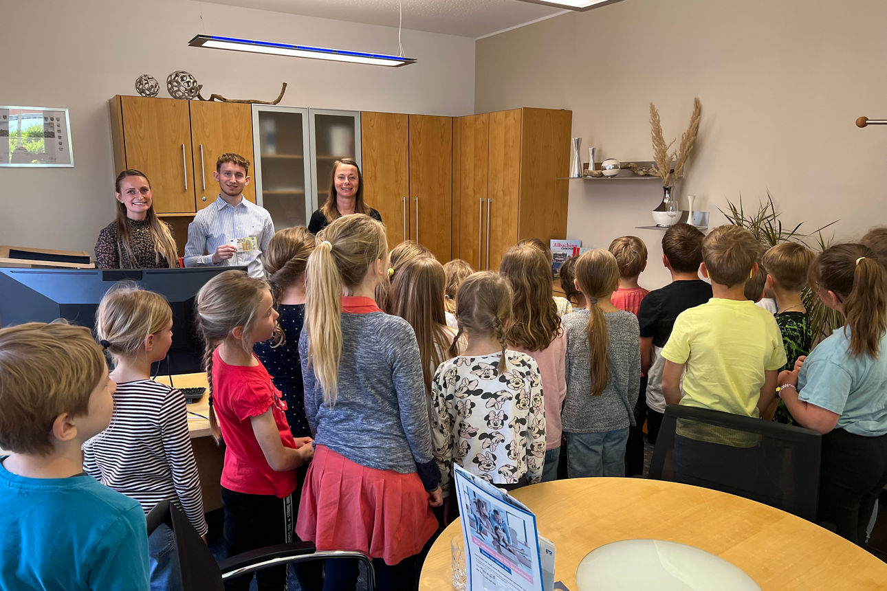 Kinder und Mitarbeiter in einem Büro