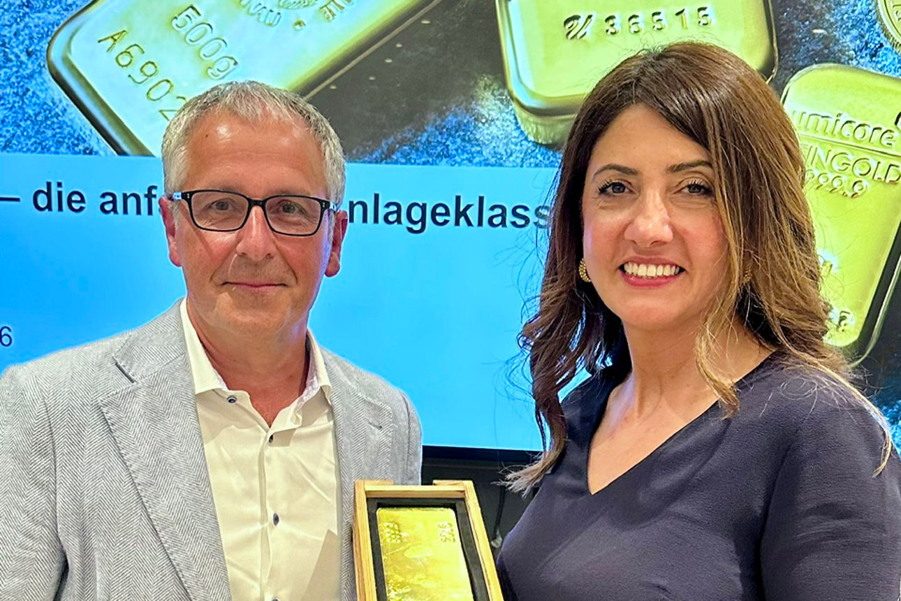 Rüdiger Schmitt und Leyla Tak mit Gold in der Hand
