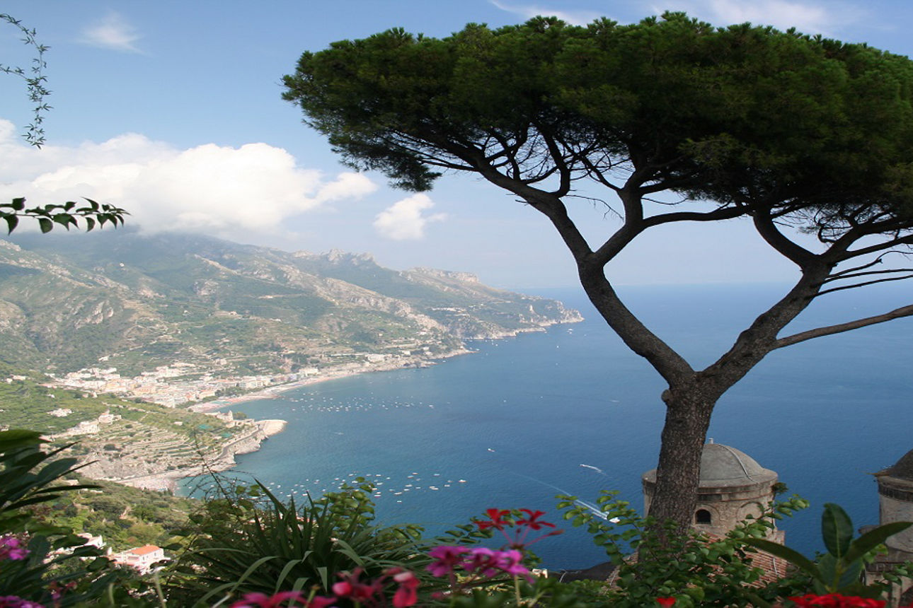 Blick auf eine Bucht in Italien