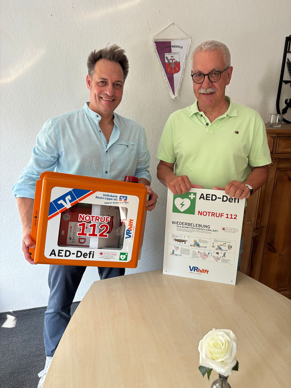 Dirk Hasselkamp und Michael Fleige mit Defibrillator