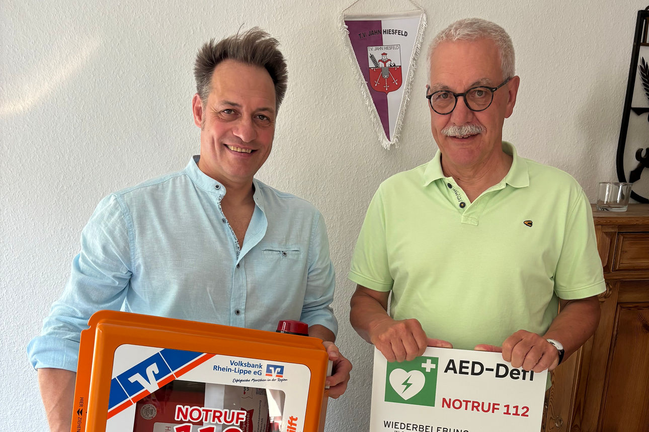 Dirk Hasselkamp und Michael Fleige mit Defibrillator