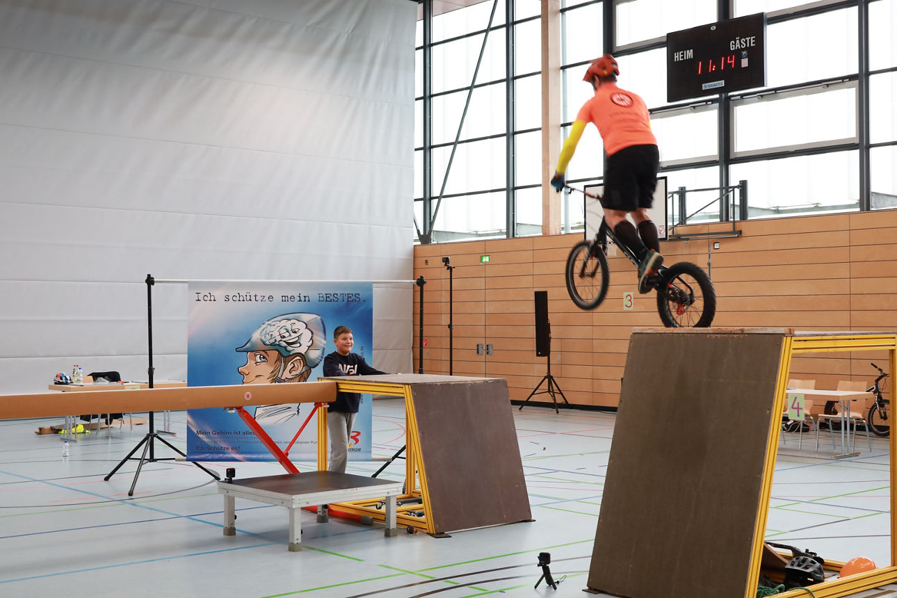 Daniel Krall bei einem Sprung mit dem Fahrrad über ein Hindernis