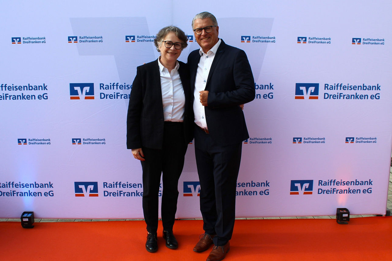 Ulrike Brouzi, Mitglied des Vorstands der DZ BANK AG, und Horst Amon