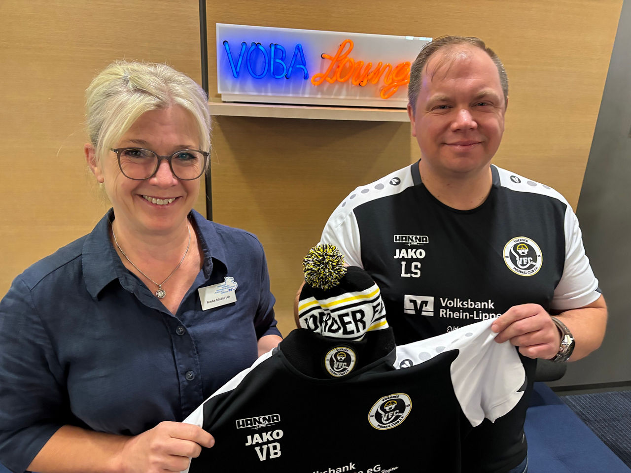 Vereinsvorstand Lars Schauenburg besuchte Frauke Schulte-Loh in der Voerder Bankstelle.